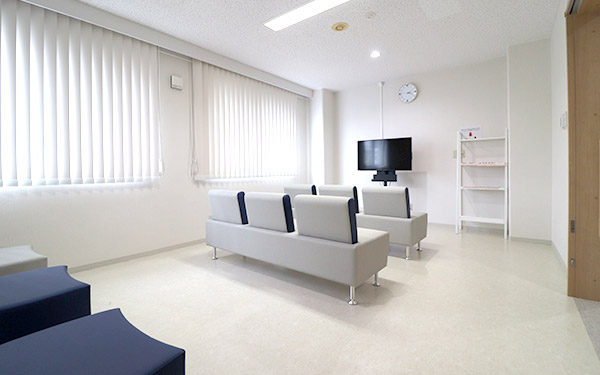 2階待合室　※院内がなるべく過密にならないよう工夫しております。